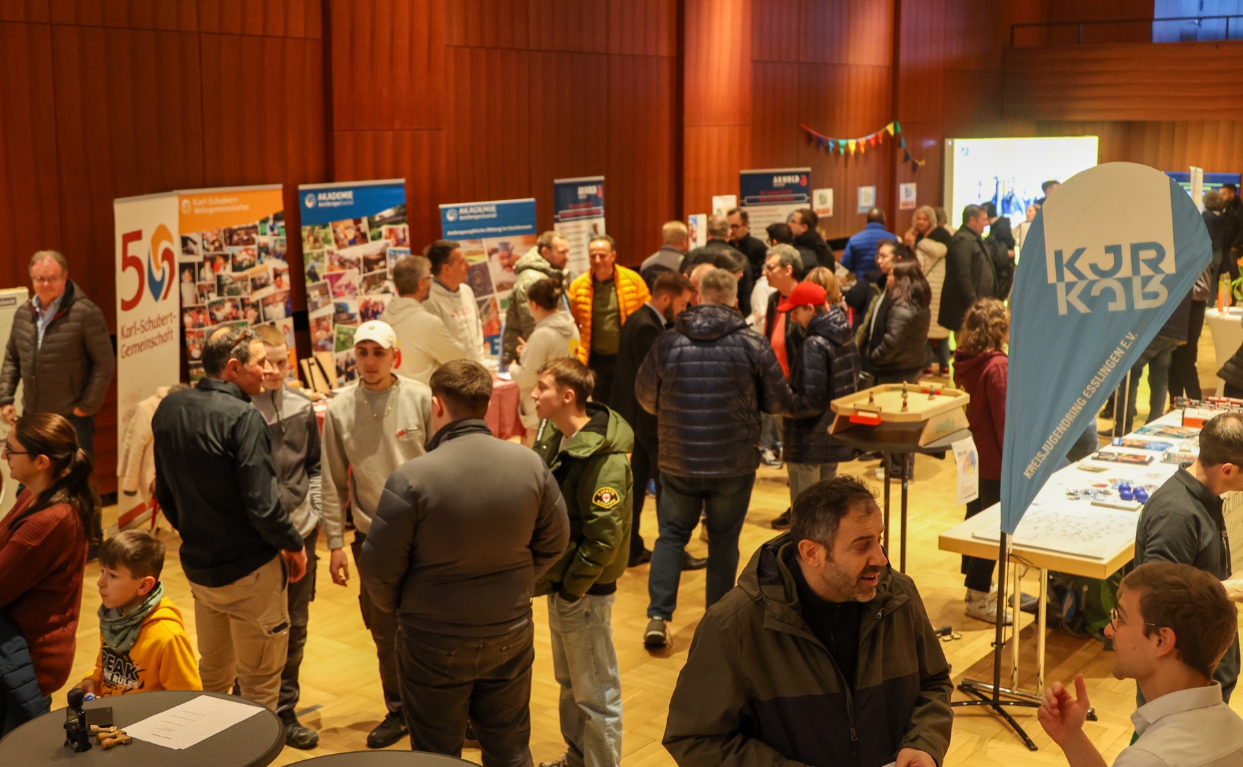 Volle Messehalle mit Ausstellern und Besuchern