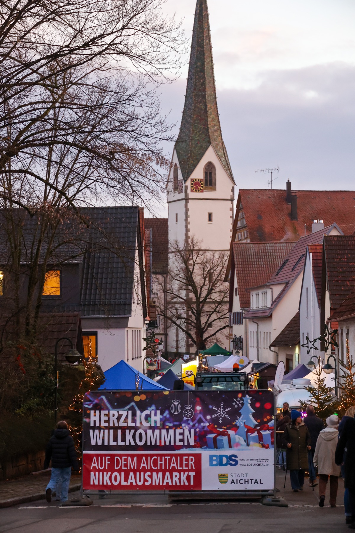 Willkommensbanner und Glockenturm auf dem Aichtaler Nikolausmarkt
