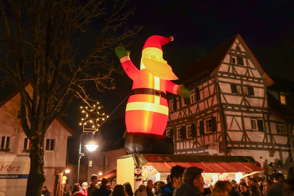 Großer Weihnachtsmann auf dem Aichtaler Nikolausmarkt